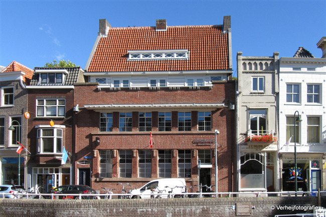 Voormalig bankgebouw van de Rotterdamsche Bank.
              <br/>
              Annemarieke Verheij, 5 oktober 2016